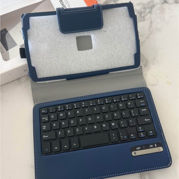 LG Blue Tablet Keyboard Case - Picture 1 of 3